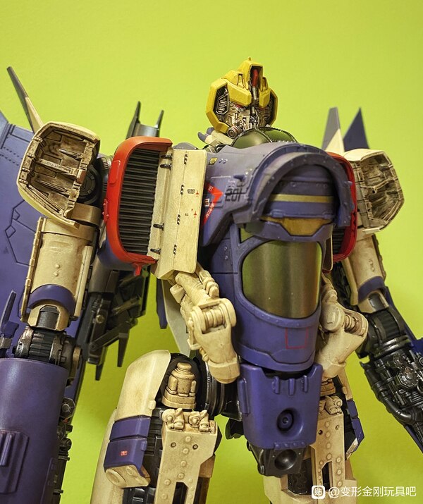 Threezero Transformers DLX Scale Blitzwing G1 Color Edition  (5 of 7)